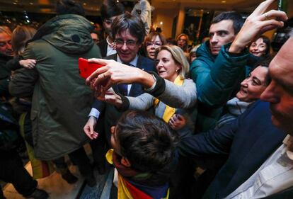 Una simpatitzant es fa un selfie amb Puigdemont en l'acte de campanya celebrat ahir en un hotel de Brussel·les.