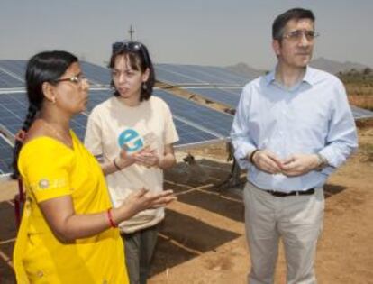 López en un proyecto de energías renovables y autogeneración en Anantapur, India.