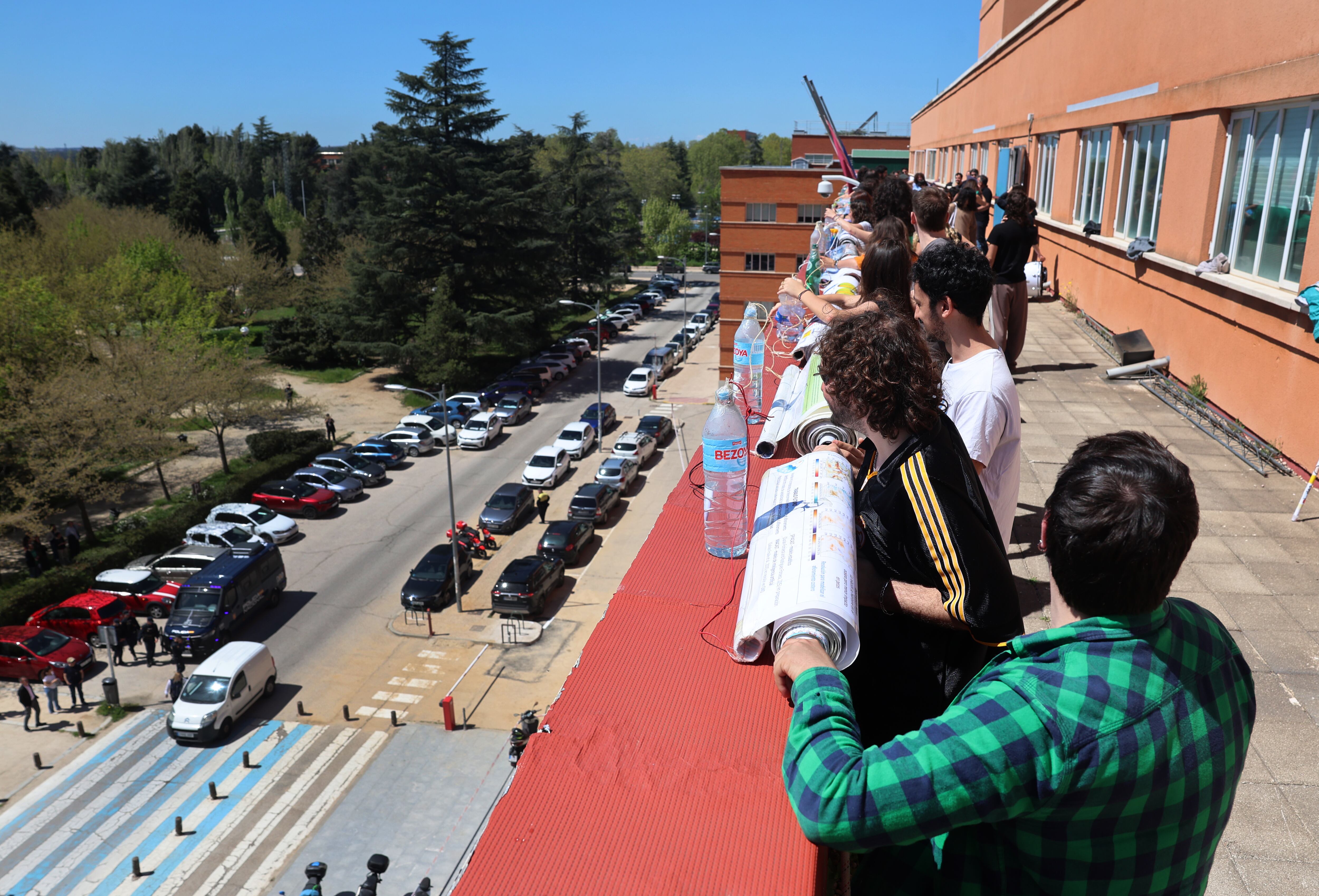 Alumnos y profesores en la azotea de la facultad de Físicas antes de titar las 35 columnas de posteres.