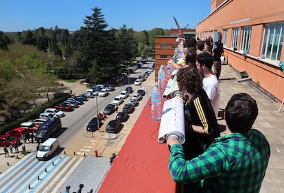 Alumnos y profesores en la azotea de la facultad de Físicas antes de titar las 35 columnas de posteres.