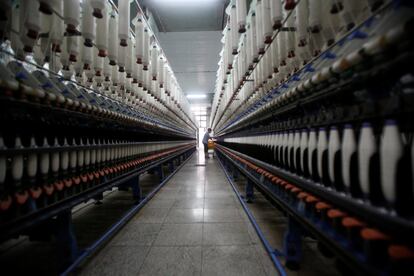 Una mujer trabaja en una planta de hilado de tejido de la corporación textil Nam Dinh, en la provincia de Nam Dinh, Vietnam.