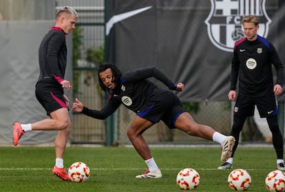 Dani Olmo, junto a Kound y De Jong, en un entrenamiento del Barcelona.