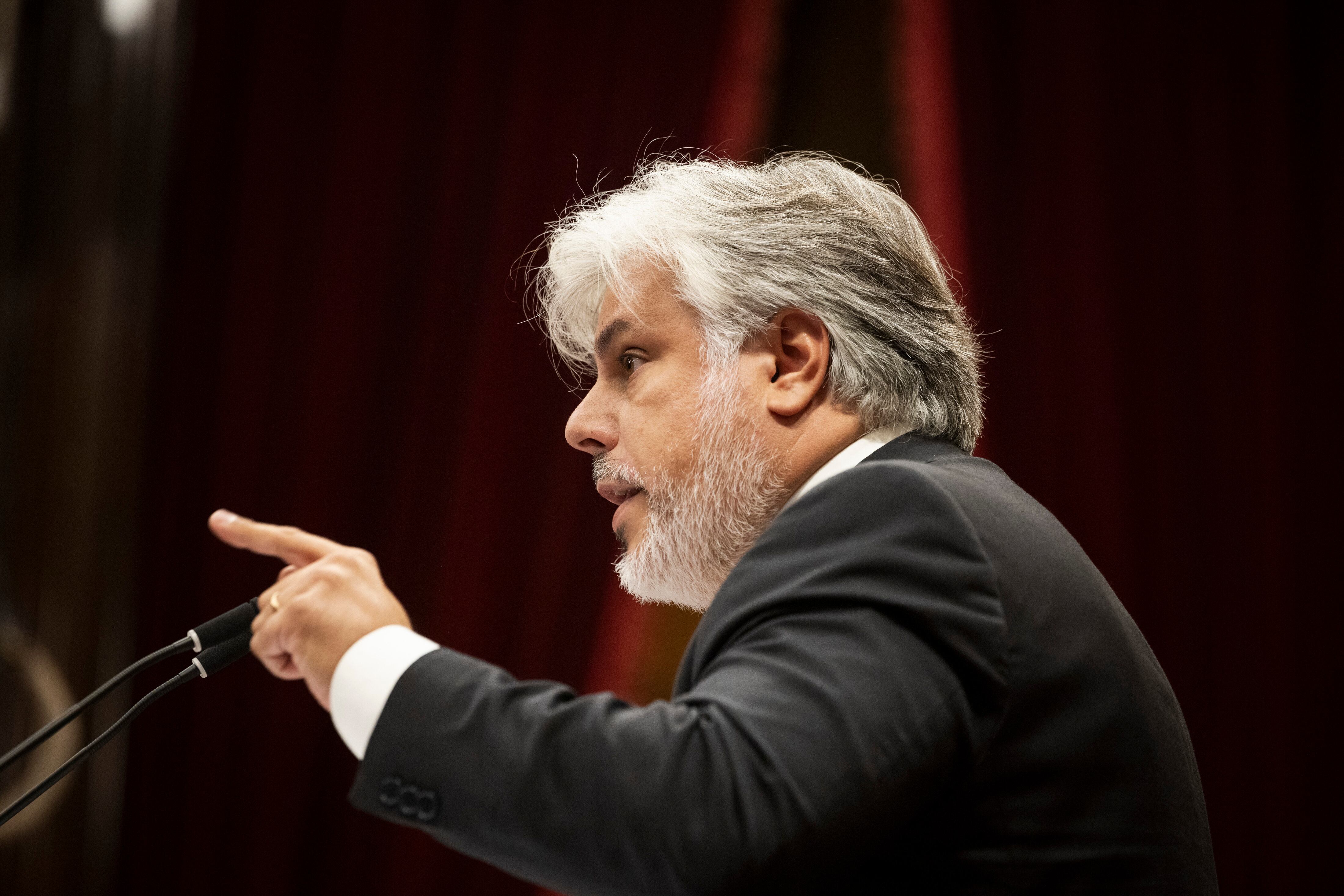 Albert Batet, Junts, este jueves durante su intervención en el Parlament. 