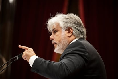 Albert Batet, Junts, este jueves durante su intervención en el Parlament. 