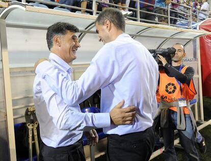 Saludo entre Mendilibar y Garitano en Ipurua.