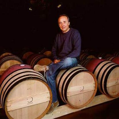 Joan Manuel Serrat, entre las barricas de su bodega Mas Perinet.