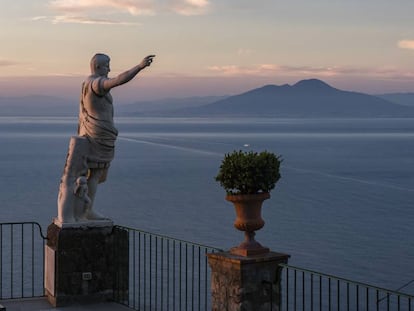 Imagen del golfo de Nápoles con el volcán Vesubio al fondo. 