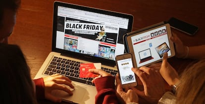 Una familia compra por Internet en el 'Black Friday'.