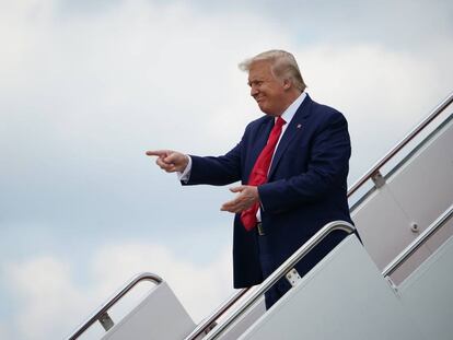 Donald Trump baixant de l'Air Force One. 