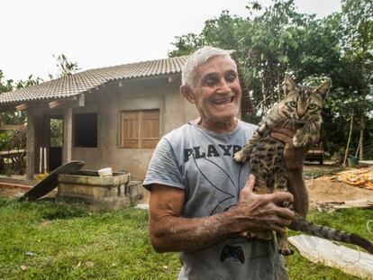 Adaíldo Carneiro de Lima, com a camiseta Playboy, em frente a sua casa adquirida pelo Minha Casa Minha Vida.