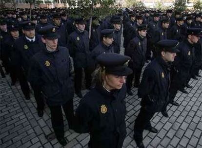 Nuevos agentes del Cuerpo Nacional de Policía, presentados ayer en el complejo de Canillas.