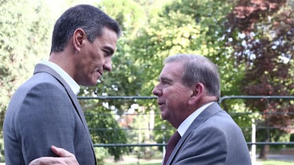 Pedro Sánchez recibe al opositor venezolano Edmundo González en el Palacio de La Moncloa, en Madrid, el 12 de septiembre.