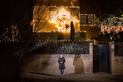 Nicoleta Tudose posa delante de la decoración de luces navideñas que ha instalado en su casa de Arroyomolinos para el concurso que organiza el ayuntamiento de la localidad.