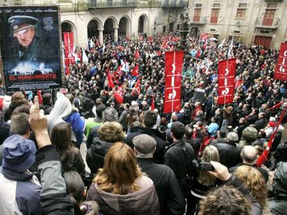 Manifestantes en la compostelana plaza de Praterías contra el plan de reestructuración de Novagalicia Banco.