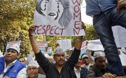 Un hombre protesta en contra de la violación de una mujer supuestamente en uno de los behículos de Uber en Nueva Delhi (India).