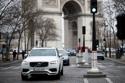 Un SUV por las calles de París.