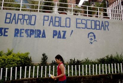 Una niña camina por el barrio Pablo Escobar.