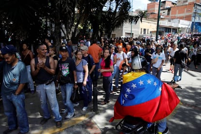 Movimentação no exterior de um colégio eleitoral em Caracas (Venezuela).