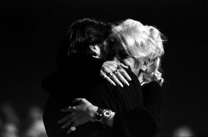 Javier Bardem se abraza en 1996 con su madre, Pilar, por su Goya a mejor actor principal por su papel en 'Boca a boca'.