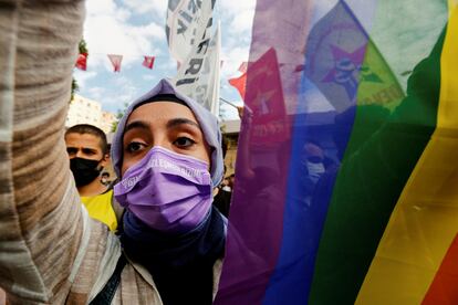 Una manifestante con la bandera arcoíris en una protesta contra un ataque a una oficina del Partido Democrático de los Pueblos, en Estambul, en junio de 2021.