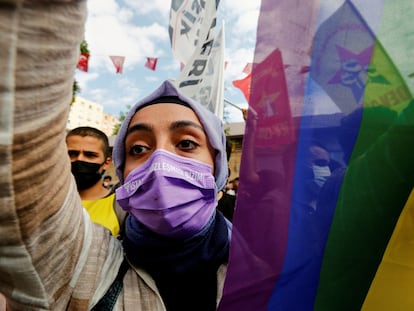 Una manifestante con la bandera arcoíris en una protesta contra un ataque a una oficina del Partido Democrático de los Pueblos, en Estambul, en junio de 2021.