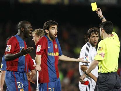 Undiano Mallenco muestra una tarjeta amarilla a Oleguer durante el Barça-Madrid del pasado marzo.