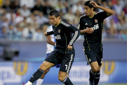 Cristiano Ronaldo controla un balón junto a Khedira.