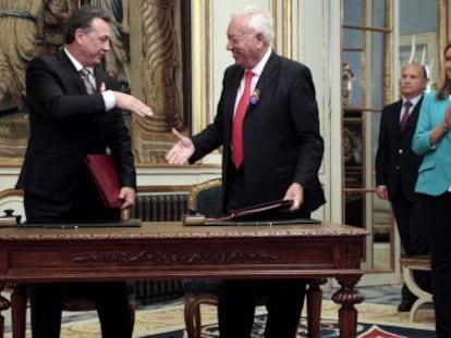 Margallo, ministro de Asuntos Exteriores (d), y Kaganov, viceministro de Educaci&oacute;n ruso, firman un convenio sobre adopci&oacute;n internacional.