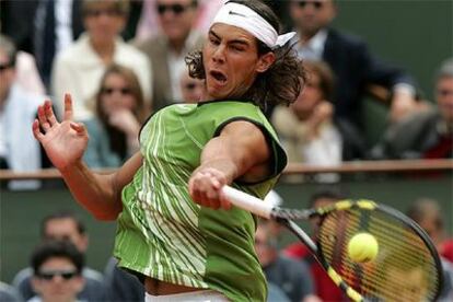 Rafael Nadal, ayer, en un <i>drive</i> con su brazo izquierdo.