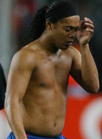 Ronaldinho fue acusado de sufrir sobrepeso tras caer ante el Liverpool.