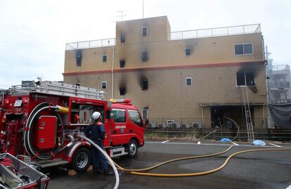 Medios locales, citados por la cadena británica BBC, aseguran que la policía ha encontrado varios cuchillos en el lugar de los hechos. El primer ministro nipón, Shinzo Abe, ha enviado sus condolencias a las víctimas a través de su cuenta de Twitter.