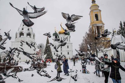 Palomas volando en la plaza central del Kremlin en Moscú (Rusia), el 5 de enero de 2018.