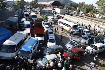 Caos vial en avenida Zaragoza con dirección al centro de la ciudad, ocasionado por el bloqueo de transportistas que exigen un aumento a las tarifas.