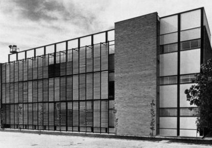 Laboratorios de Seat, en Barcelona (1958-1959), de los arquitectos Rafael Echaide y César Ortiz-Echagüe.