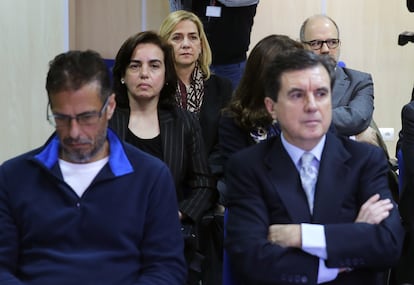 Un año antes del comienzo del juicio, Felipe VI revocó al matrimonio el título de duques de Palma, ante la negativa de su hermana durante más de tres años a renunciar a sus derechos de sucesión al trono de España. En enero de 2016 comenzaría el juicio del 'caso Nóos' y la infanta Cristina se sentaría en el banquillo de los acusados por primera vez. Estaba imputada como cooperadora necesaria en delitos fiscales cometidos por su marido. Tanto la Fiscalía Anticorrupción como la acusación particular sostenían que había tenido un papel activo en la trama. Finalmente, fue absuelta, pero condenada a pagar una multa económica de 136.950 euros. Por su parte, Iñaki Urdangarin fue condenado a seis años y tres meses de prisión. Ingresaría en la cárcel en junio de 2018 en Brieva (Ávila), donde cumplió cinco años y 10 meses.