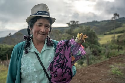 En la imagen, Rosario Araujo, una de las mujeres indígenas en Ecuador que lucha por la protección del agua, en mayo de 2023. En este país, son las mujeres, principalmente, las encargadas de recoger el agua para el consumo doméstico. En muchas comunidades tienen que recorrer largas distancias con pesadas cargas, algo que no solo provoca problemas de salud y fuertes dolores, sino que también dificulta o imposibilita su acceso a trabajo remunerado y profundiza las desigualdades. En este contexto, proyectos como 'Mujeres campesinas liderando' han promovido el liderazgo de las mujeres en las juntas administradoras de agua, que son organizaciones comunitarias encargadas de manejar y mantener los sistemas de agua potable en las comunidades. De esta manera, son las mujeres las que lideran los procesos de construcción y rehabilitación de sistemas de agua potable, además de incentivar la siembra de árboles, cuidar los bosques nativos y las fuentes. El cambio climático afecta especialmente a las personas que viven en el campo y de la naturaleza, y para ellas la protección del agua no es solo una herramienta para acceder a la misma, sino una forma de cuidar el medioambiente y sus propias identidades y vidas.