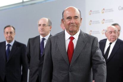 Florentino Pérez, Antonio Brufau, Emilio Botín, Isidoro Álvarez y Rafael del Pino, ayer tras el acto informativo en Madrid.
