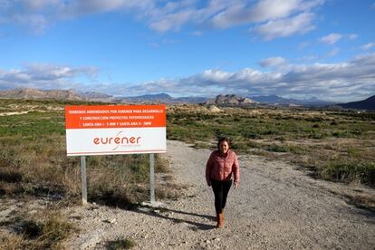 La dirigente vecinal Ana Molina, en uno de los terrenos afectados por una campo solar en Elche.