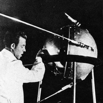 Un técnico trabajando en el <i>Sputnik 1</i> antes de su lanzamiento en 1957.