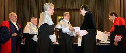 Juan Luis Cebrián y el rector Fernando Suárez, en el acto de investidura 'doctor honoris' causa en la Universidad Rey Juan Carlos.