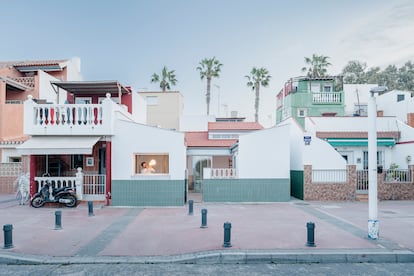 Living in an old fisherman's house a few steps from the sea: this is the 70 square meter home that resists gentrification | ICON Design