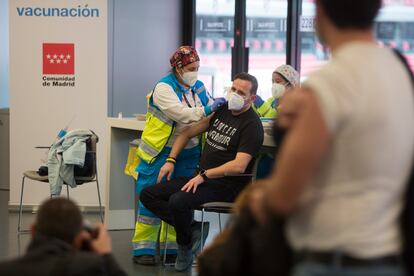 Vacunación en el estadio Wanda Metropolitano de Madrid, el jueves.