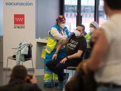 Vacunación en el estadio Wanda Metropolitano de Madrid, el jueves.