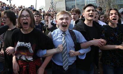 Un grupo de manifestantes durante la protesta contra el presidente ruso, Vladimir Putin, por el centro de Moscú.