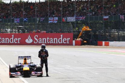 Sebastian Vettel, de pie junto a su coche tras tener que abandonar la carrera por un fallo mecánico