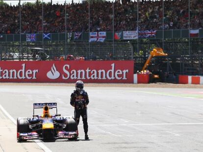 Sebastian Vettel, de pie junto a su coche tras tener que abandonar la carrera por un fallo mecánico