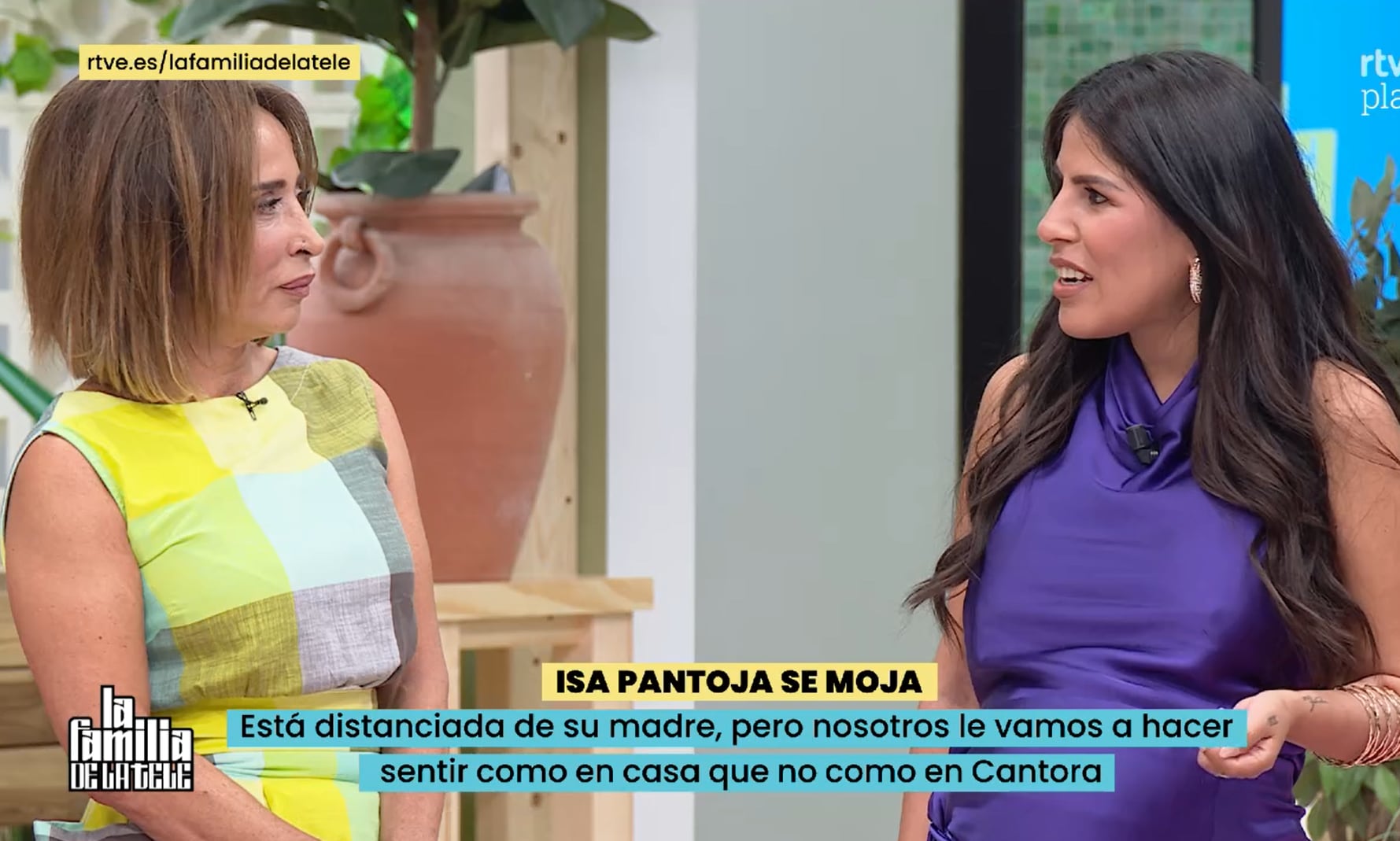 María Patiño e Isa Pi, una de las colaboradoras de 'La familia de la tele'.