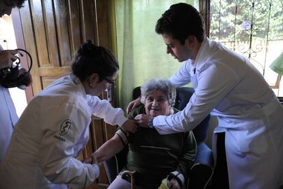 Paciente &eacute; atendida por m&eacute;dicos do SUS no Paran&aacute;.  