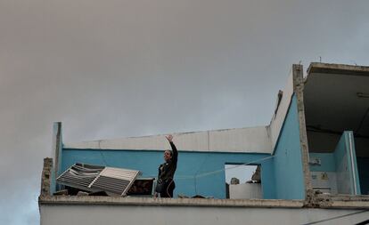 "Estamos percorrendo locais afetados pelo fenômeno atmosférico de grande intensidade em Regra", assinalou. Regra encontra-se localizado na província de Havana, na zona ocidental da ilha. Uma mulher faz sinais com a mão de sua casa, depois da passagem do tornado, em Havana.