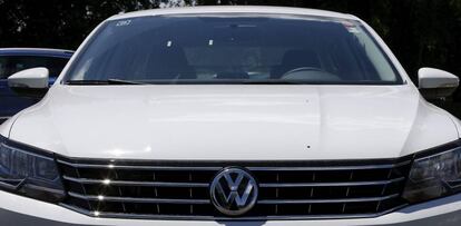 Un vehículo de la marca Volkswagen en un concesionario